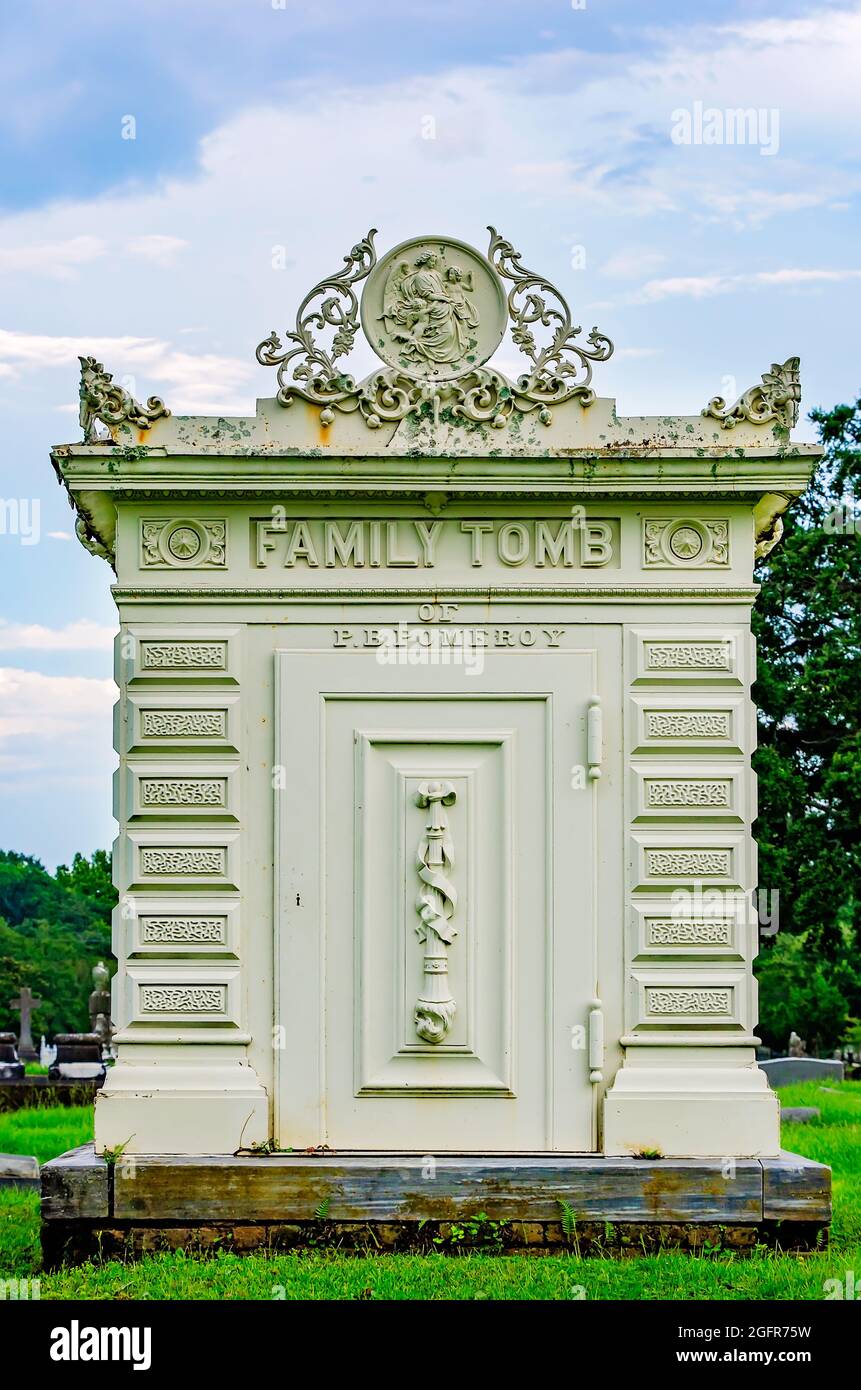 La tomba della famiglia Pomeroy è uno dei due mausolei in ghisa al cimitero di Magnolia, 14 agosto 2021, a Mobile, Alabama. Foto Stock