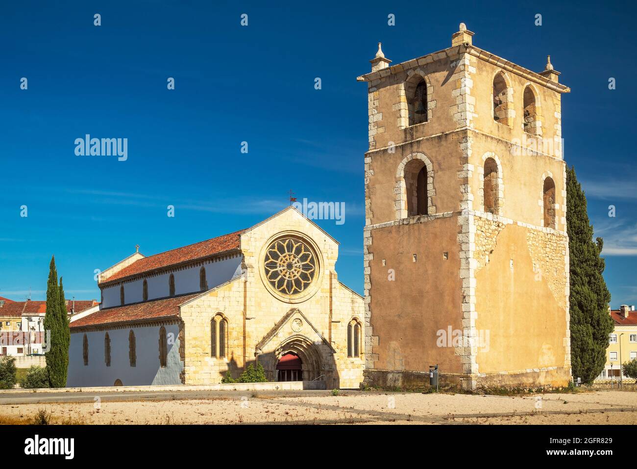 Vista prospettica della chiesa di Santa Maria do Olival Tomar, Portogallo, con il suo campanile in primo piano. Foto Stock