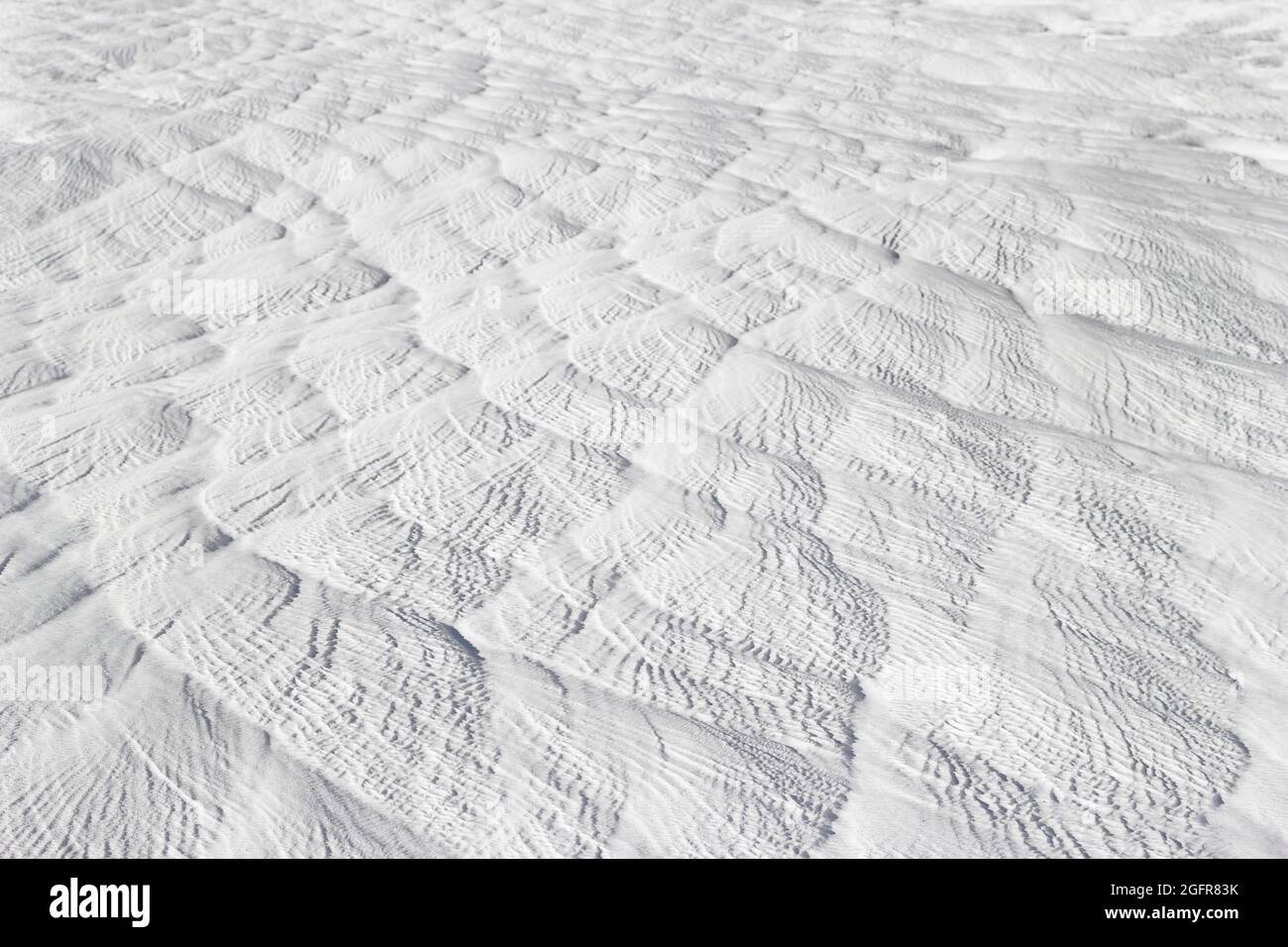 Effetto testurizzato delle onde sulla superficie di pietra grigio-bianca. Pamukkale superficie travertina in Turchia. Foto Stock