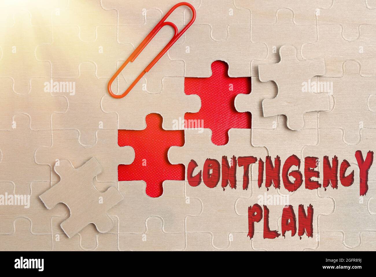 Firma che visualizza il piano di contingenza. Parola scritta su UN piano progettato per tenere conto di un possibile evento futuro costruire un puzzle bianco incompiuto Foto Stock