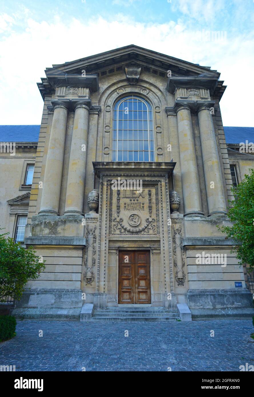 Reims, Francia, Palais de Justice, porta d'ingresso con iscrizione Liberte, Egalite, Fraternite Foto Stock