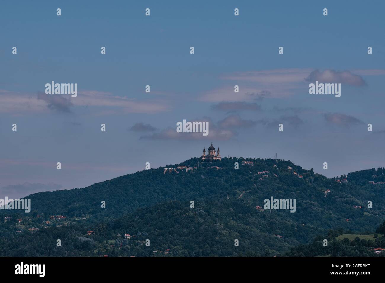 Scatto aereo della Basilica della chiesa di Superga sulla cima di una collina ricoperta di verde in Italia Foto Stock
