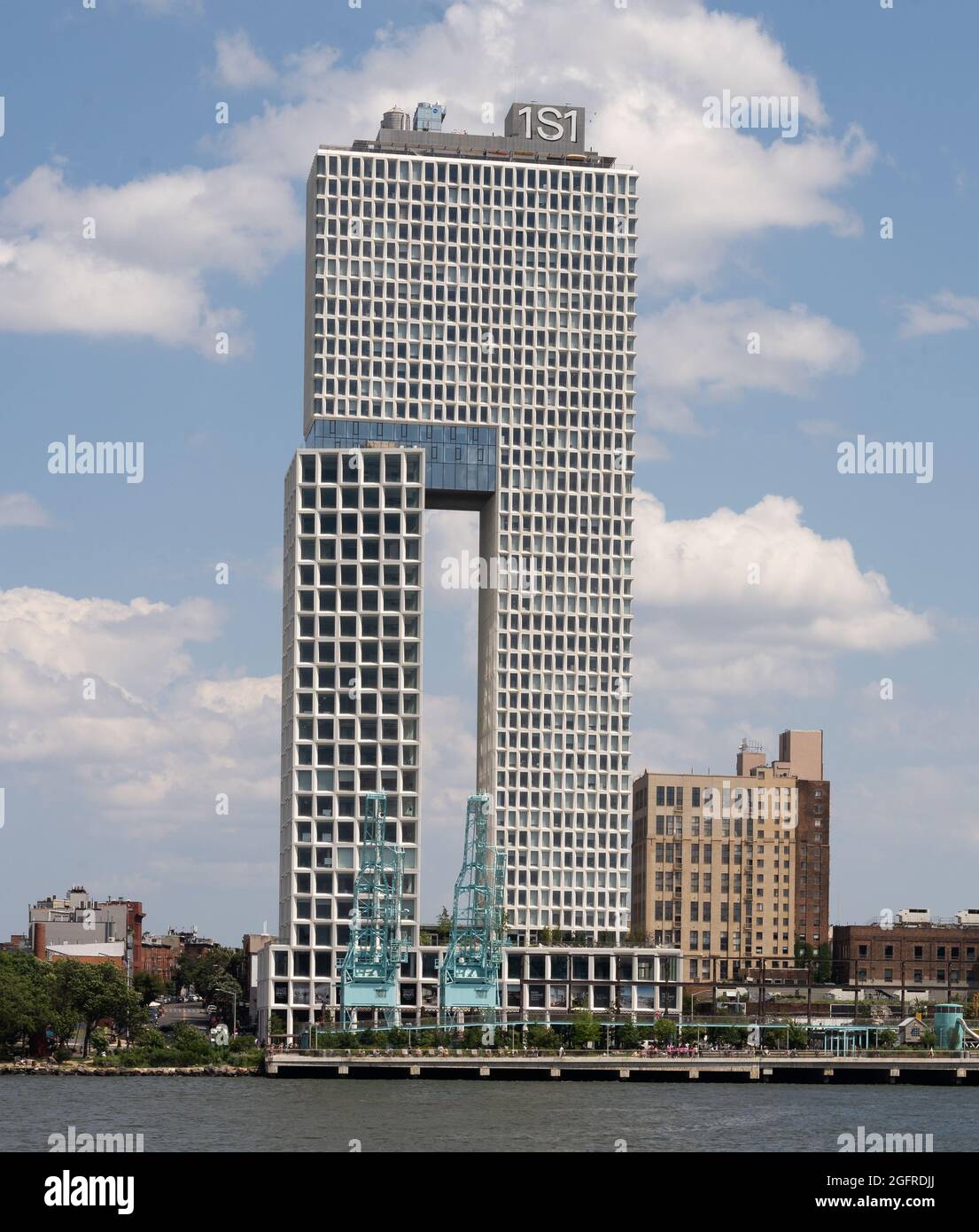 Brooklyn, NY - USA - 30 luglio 2021: Vista verticale della torre One South First a 45 piani, conosciuta anche come 260 Kent Avenue. La struttura è stata progettata da Foto Stock