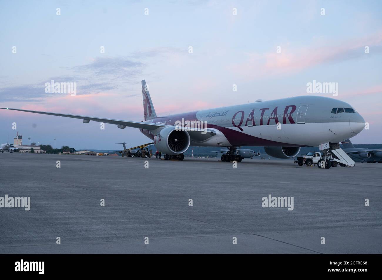 Un velivolo Qatar Airways Boeing 777-300 si trova sulla flightline alla base aerea di Ramstein, Germania, 25 agosto 2021. Qatar Airways sta aiutando a trasferire gli sfollati afghani durante l'operazione Allies Refuge. (STATI UNITI Air Force foto di Senior Airman Taylor Slater) Foto Stock