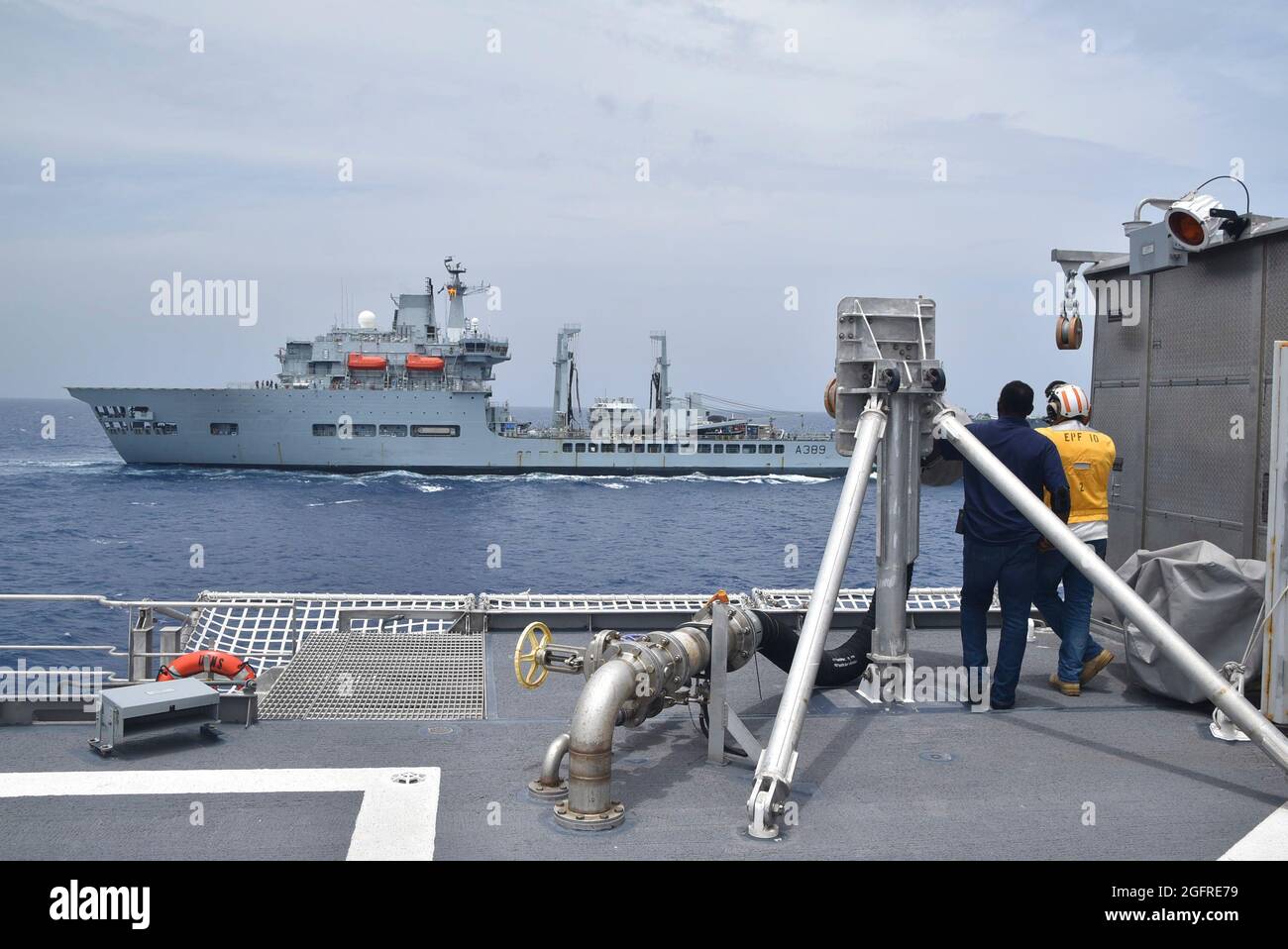 210825-N-N3764-0003 MAR DEI CARAIBI - (AGOSTO 25, 2021) – la nave cisterna a flotta rapida della Royal Fleet Auxiliary of United Kingdom RFA Wave Knight (A389) va a vapore insieme alla nave da trasporto rapido spearhead-class USNS Burlington (T-EPF 10), 25 agosto 2021. Burlington e Wave Knight hanno sostenuto gli sforzi di assistenza umanitaria e soccorso in caso di calamità (HADR) ad Haiti a seguito di un terremoto di 7.2 magnitudini il 14 agosto 2021. (STATI UNITI Foto Navy di Intelligence Specialist 2a classe Thomas Fuccile/rilasciato) Foto Stock