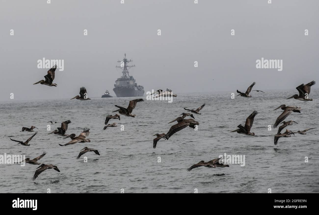 USS Gridley DG101, il 51° cacciatorpediniere di classe Arleigh Burke nella Marina degli Stati Uniti, è arrivato in un nebbia mercoledì 7 luglio mattina a NSWC PHD. (STATI UNITI Foto Navy di Dana Rene White/rilasciato) Foto Stock