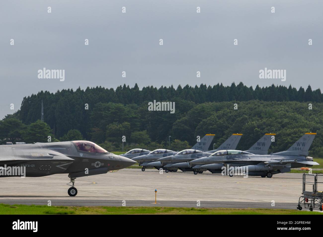 MISAWA, Giappone (agosto 24, 2021) – un F-35B Lightning II, assegnato ai "Cavalieri Verdi" dello Squadrone dell'attacco dei combattatori marini VMFA-121, si prepara al lancio presso la base aerea Misawa. Il modello F-35B Lightning II è stato progettato appositamente per funzionare da navi anfibie in cui VMFA-121 supporta la 31esima unità di spedizione marina su implementazioni rotazionali. (STATI UNITI Foto Navy di Mass Communication Specialist 3rd Class Benjamin Ringers) Foto Stock