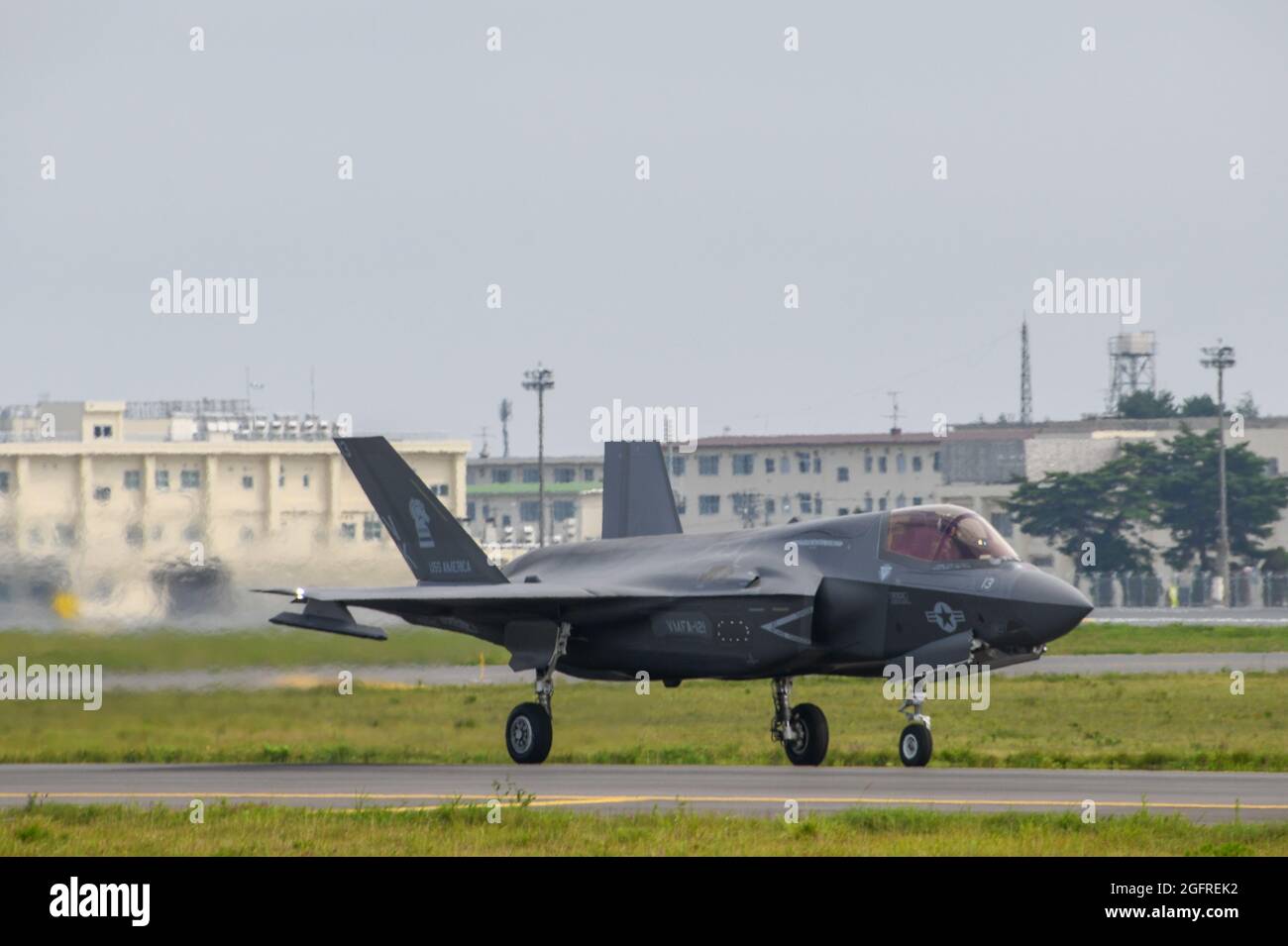 MISAWA, Giappone (agosto 24, 2021) – un F-35B Lightning II, assegnato ai "Cavalieri Verdi" dello Squadrone dell'attacco dei combattatori marini VMFA-121, si prepara al lancio presso la base aerea Misawa. Il modello F-35B Lightning II è stato progettato appositamente per funzionare da navi anfibie in cui VMFA-121 supporta la 31esima unità di spedizione marina su implementazioni rotazionali. (STATI UNITI Foto Navy di Mass Communication Specialist 3rd Class Benjamin Ringers) Foto Stock