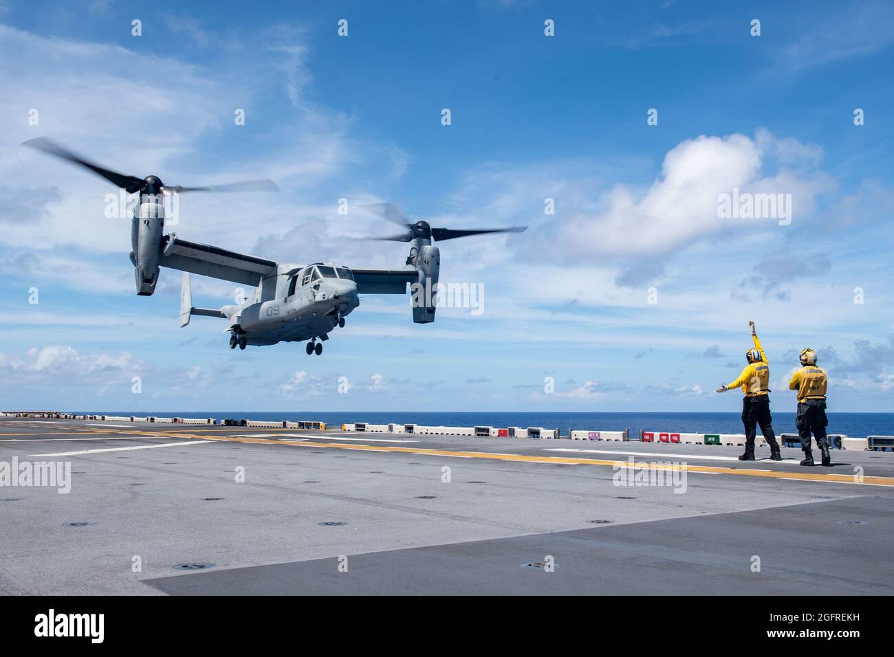 MAR DELLE FILIPPINE (ago. 25, 2021) Aviation Boatswain’s Mate (Handling) 3rd Class Jamari Cooke, di destra, di Greenville, N.C., assegnato alla nave d’assalto anfibio dispiegata in avanti USS America (LHA 6), spot Aviation Boatswain’s Mate (Handling) 3rd Class ben Rahenkamp, di Port Maria, Giamaica, anch'essa assegnata all’America, Mentre segnala ad un MV-22B Osprey della 31esima unità Marine Expeditionary Unit (MEU) di atterrare sul ponte di volo della nave durante le operazioni di volo. L'America e l'elemento di combattimento aereo del 31 MEU mantengono un piano strategico pronto per una varietà di missioni. America, ammiraglia dell'America Exped Foto Stock