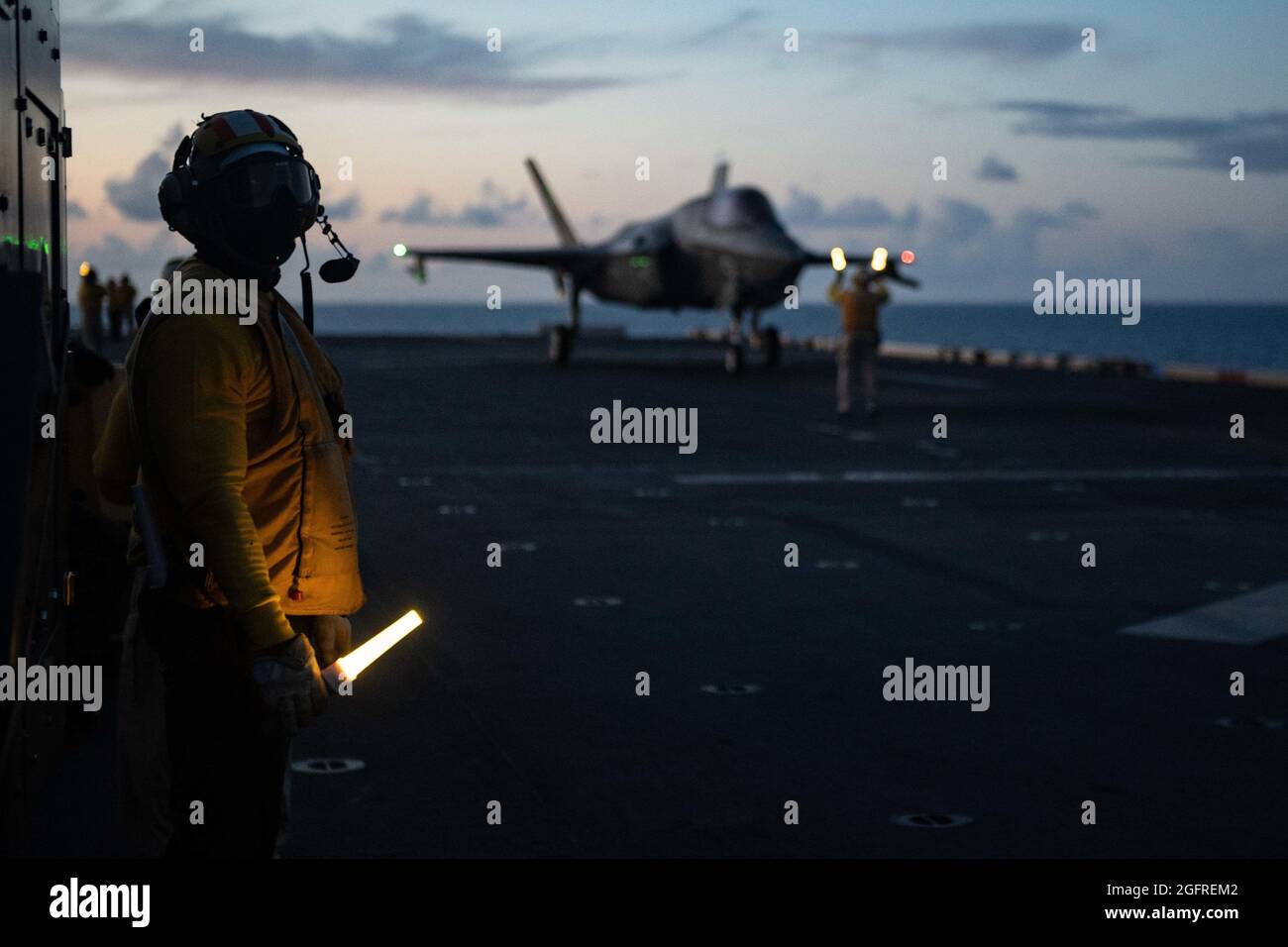 MAR DELLE FILIPPINE (ago. 25, 2021) Aviation Boatswain’s Mate (Handling) 1st Class Emmanuel Bonsu, di Accra, Ghana, assegnato alla nave d’assalto anfibio dispiegata in avanti USS America (LHA 6), autorizza un aereo da caccia F-35B Lightning II dalla 31esima unità Marine Expeditionary Unit (MEU) a lanciarsi dal ponte di volo della nave durante le operazioni di volo. L'America e l'elemento di combattimento aereo del 31 MEU mantengono un piano strategico pronto per una varietà di missioni. L'America, ammiraglia dell'America Expeditionary Strike Group, insieme al 31 MEU, sta operando nell'area della settima flotta degli Stati Uniti di responsabilità per e. Foto Stock