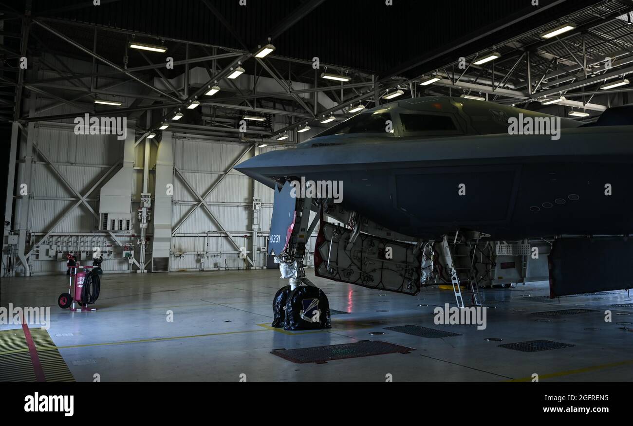 Un B-2 Spirit viene parcheggiato nel suo molo di manutenzione durante una visita di installazione da parte dell'ADM posteriore della Marina degli Stati Uniti. Mark Behning, vice direttore per la pianificazione strategica e della missione nucleare (J5N) al comando strategico degli Stati Uniti, alla base dell'aeronautica militare di Whiteman, Missouri, 25 agosto 2021. Il B-2 fornisce la flessibilità e l'efficacia penetranti inerenti ai bombardieri con equipaggio. Le sue caratteristiche poco osservabili, o "furtive", gli conferiscono l'abilità unica di penetrare nelle difese più sofisticate di un nemico e minacciarne gli obiettivi più stimati e difesi. La sua capacità di penetrare le difese d'aria e. Foto Stock