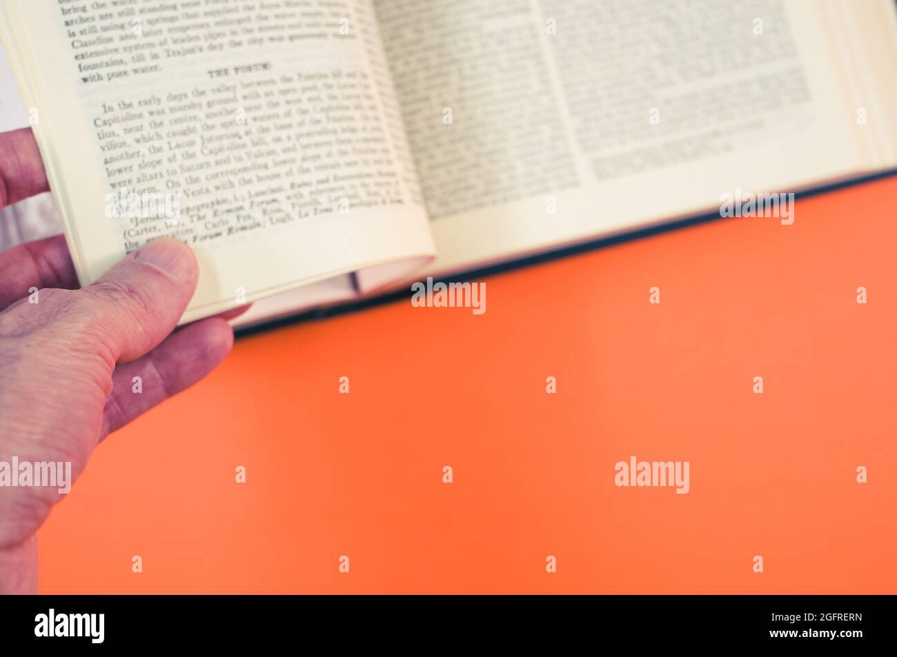 COMO, ITALY - Aug 21, 2021: Apri libri e manuali in lingua inglese su sfondo arancione Foto Stock