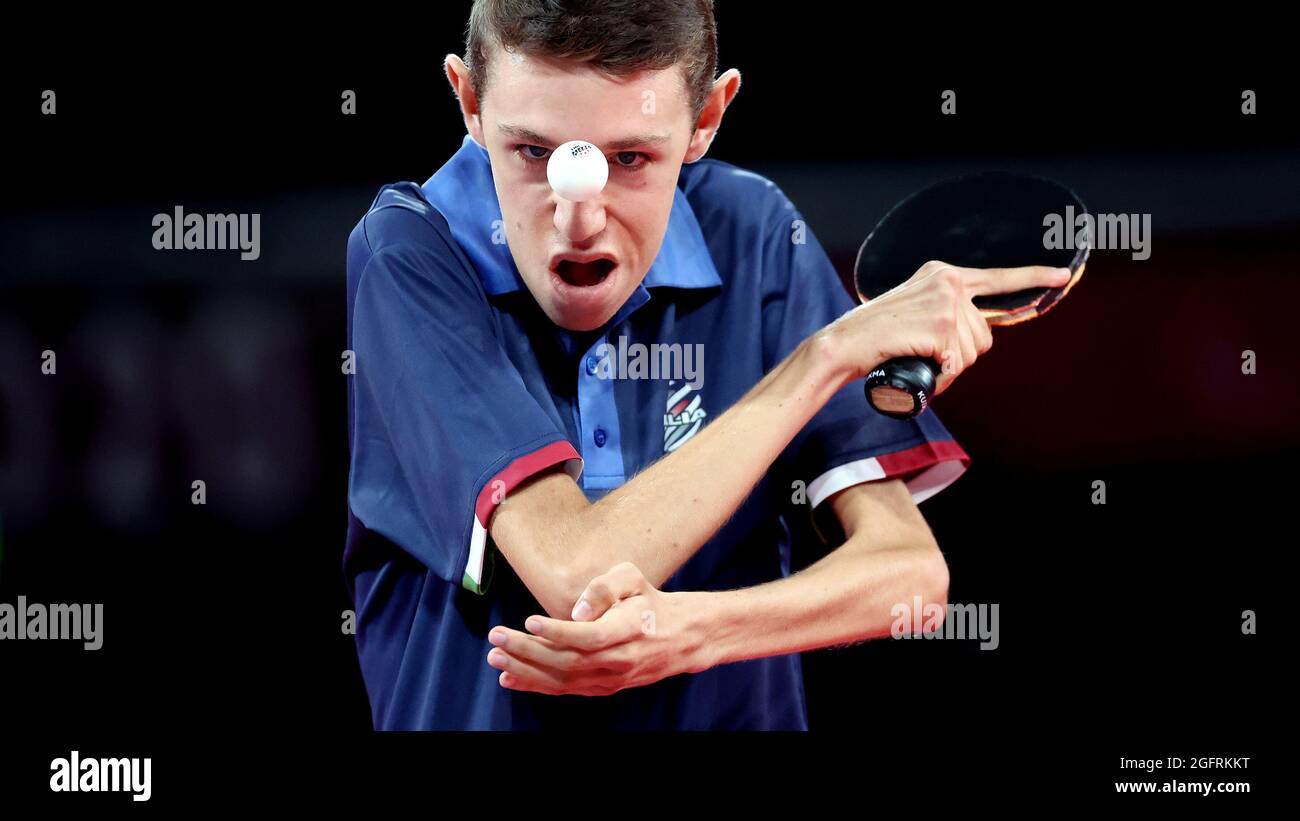 Tokyo 2020 Giochi Paralimpici - Ping-pong - Singoli - Classe 6 Gruppo B - Tokyo Metropolitan Gymnasium, Tokyo, Giappone - 27 agosto 2021. Matteo Parenzan d'Italia in azione contro Ian Seidenfeld degli Stati Uniti REUTERS/Bernadett Szabo Foto Stock