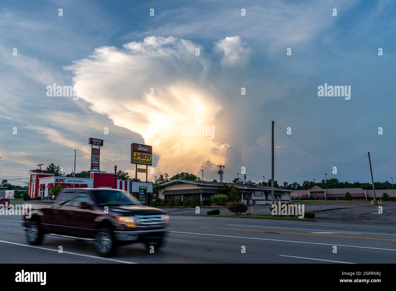 Radcliff, KY, USA, 26 agosto 2021, Cumulonimbus le nuvole sono viste a nord est della città con la colonna torreggiante che si trasforma nella formazione famigerata dell'incudine che indica un temporale è nella previsione, accreditamento: Brian Koellish/Alamy Live News Foto Stock