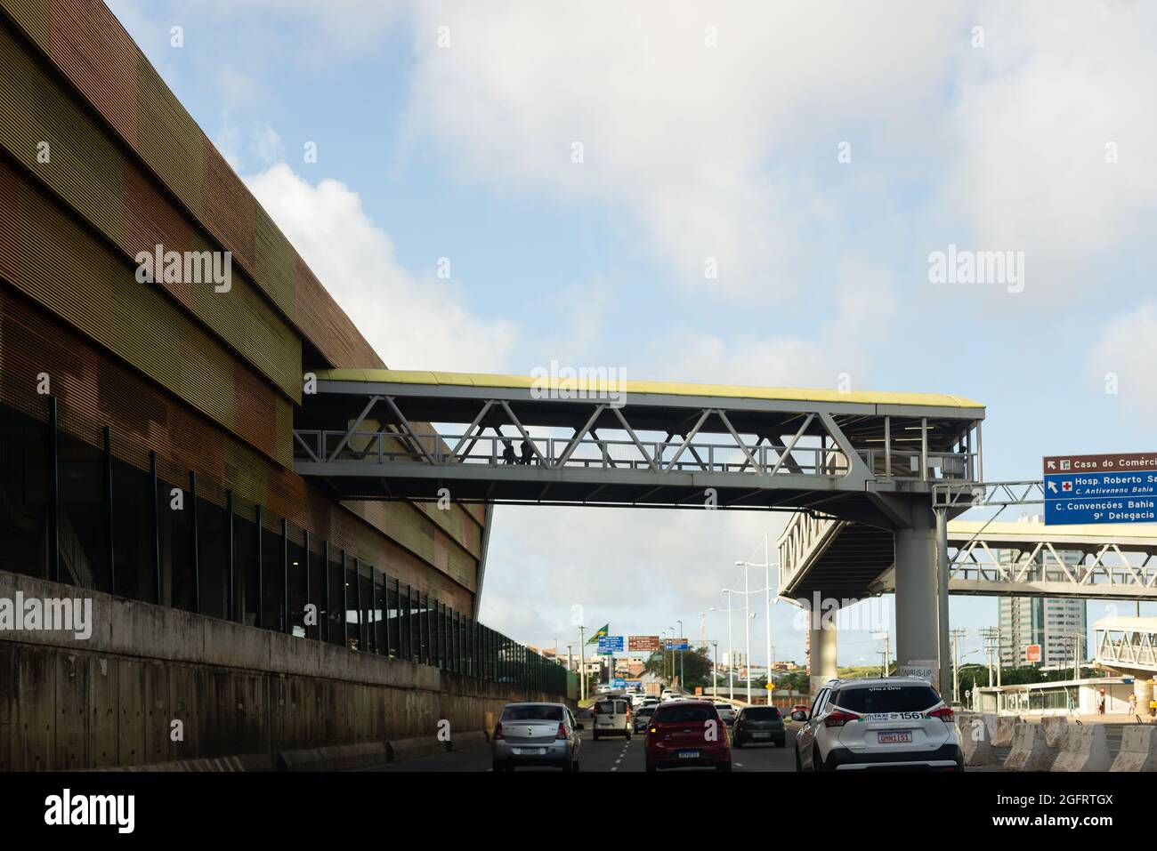 Salvador, Bahia, Brasile - 06 giugno 2021: Passaggio pedonale dalla metropolitana alla fermata dell'autobus a Salvador. Foto Stock