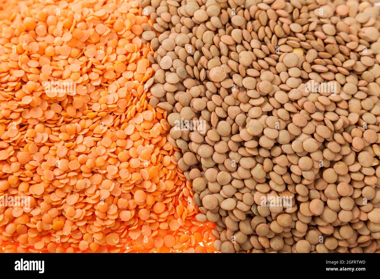 Cibo molto sano; lenticchie crude e lenticchie rosse sbucciate Foto Stock