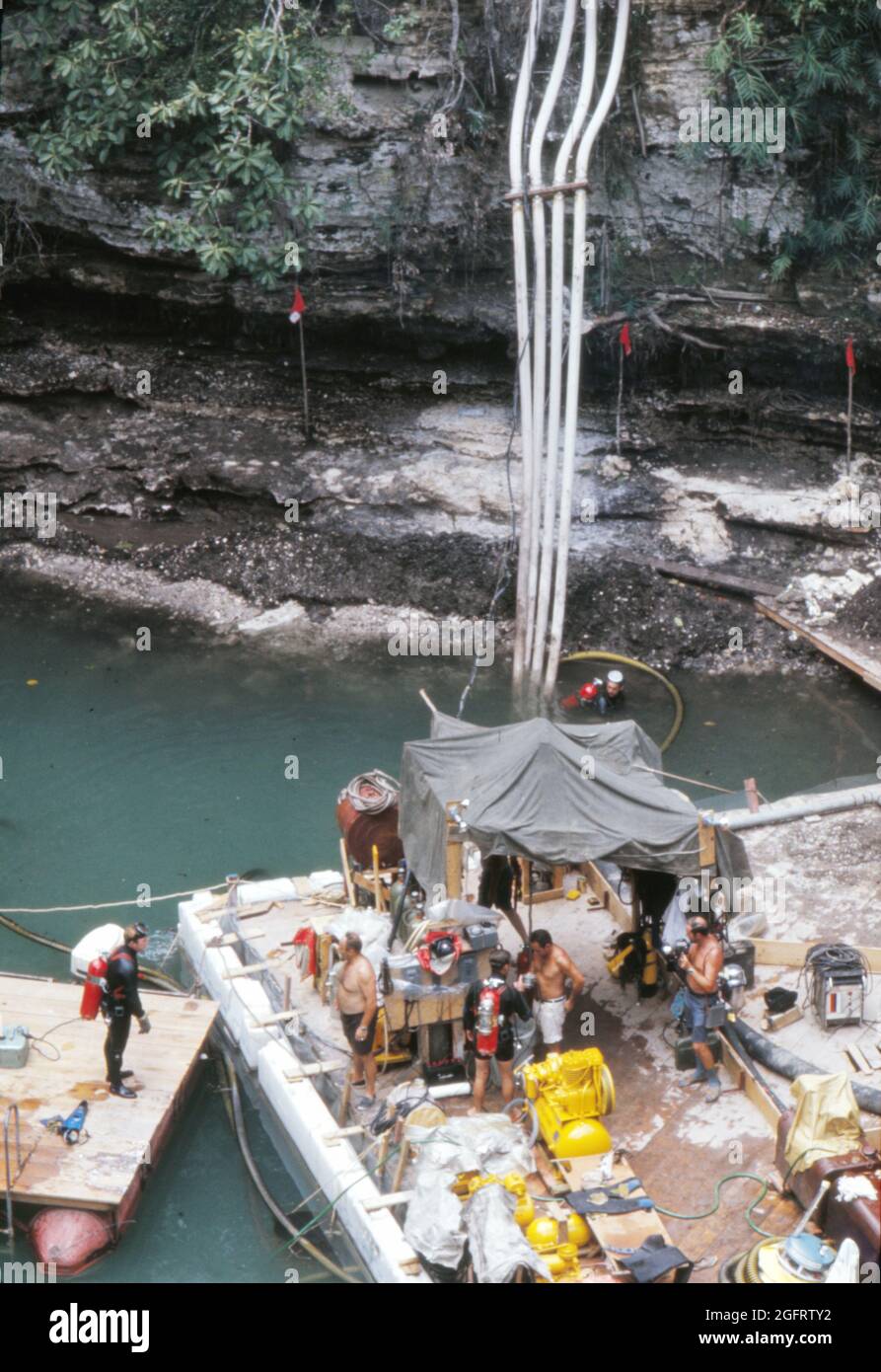 Vista della squadra archeologica al Cenote Sacro di Chichen Itza nel 1967, quando un tentativo è stato fatto per drenare il cenote ed esumare i manufatti maya. Foto Stock