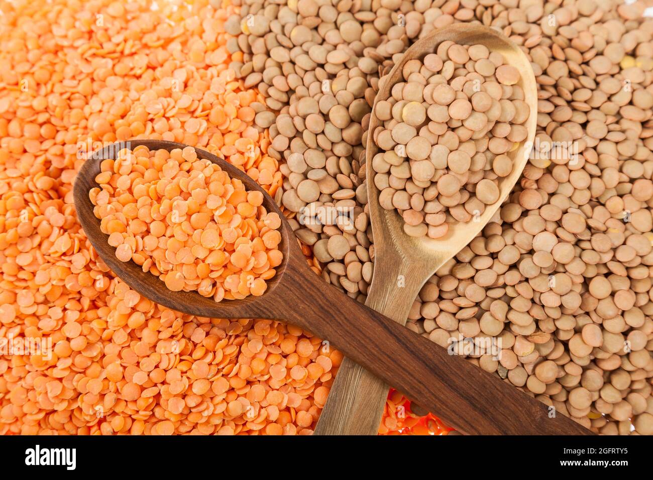 Cibo molto sano; lenticchie crude e lenticchie rosse sbucciate Foto Stock