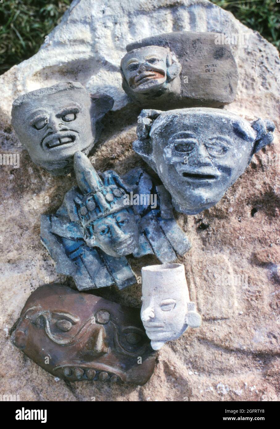 Facce in ceramica recuperate dal cenote sacro a Chichen Itza dalla squadra archeologica del 1967 sotto la guida di Román Piña Chán. Foto di Phillip Harrington Foto Stock