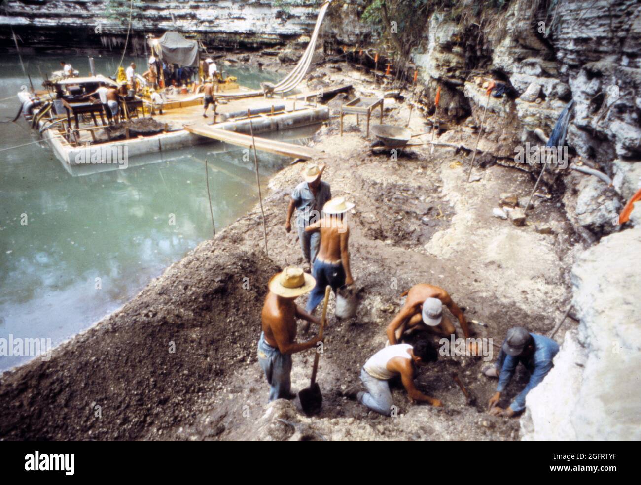 Parte della squadra archeologica al Cenote Sacro di Chichen Itza nel 1967, quando si tentò di drenare il cenote e di esumare i manufatti. Foto Stock