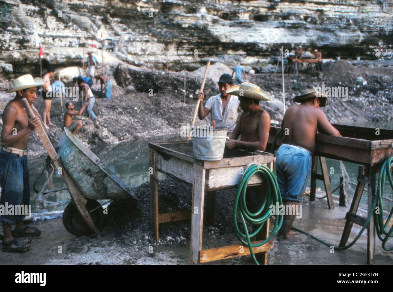 Parte della squadra archeologica al Cenote Sacro di Chichen Itza nel 1967, quando si tentò di drenare il cenote e di esumare i manufatti. Foto Stock