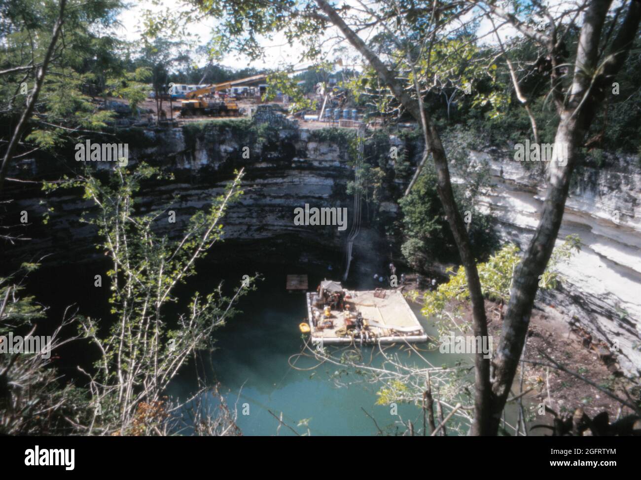 Vista della squadra archeologica al Cenote Sacro di Chichen Itza nel 1967, quando un tentativo è stato fatto per drenare il cenote ed esumare i manufatti maya. Foto Stock