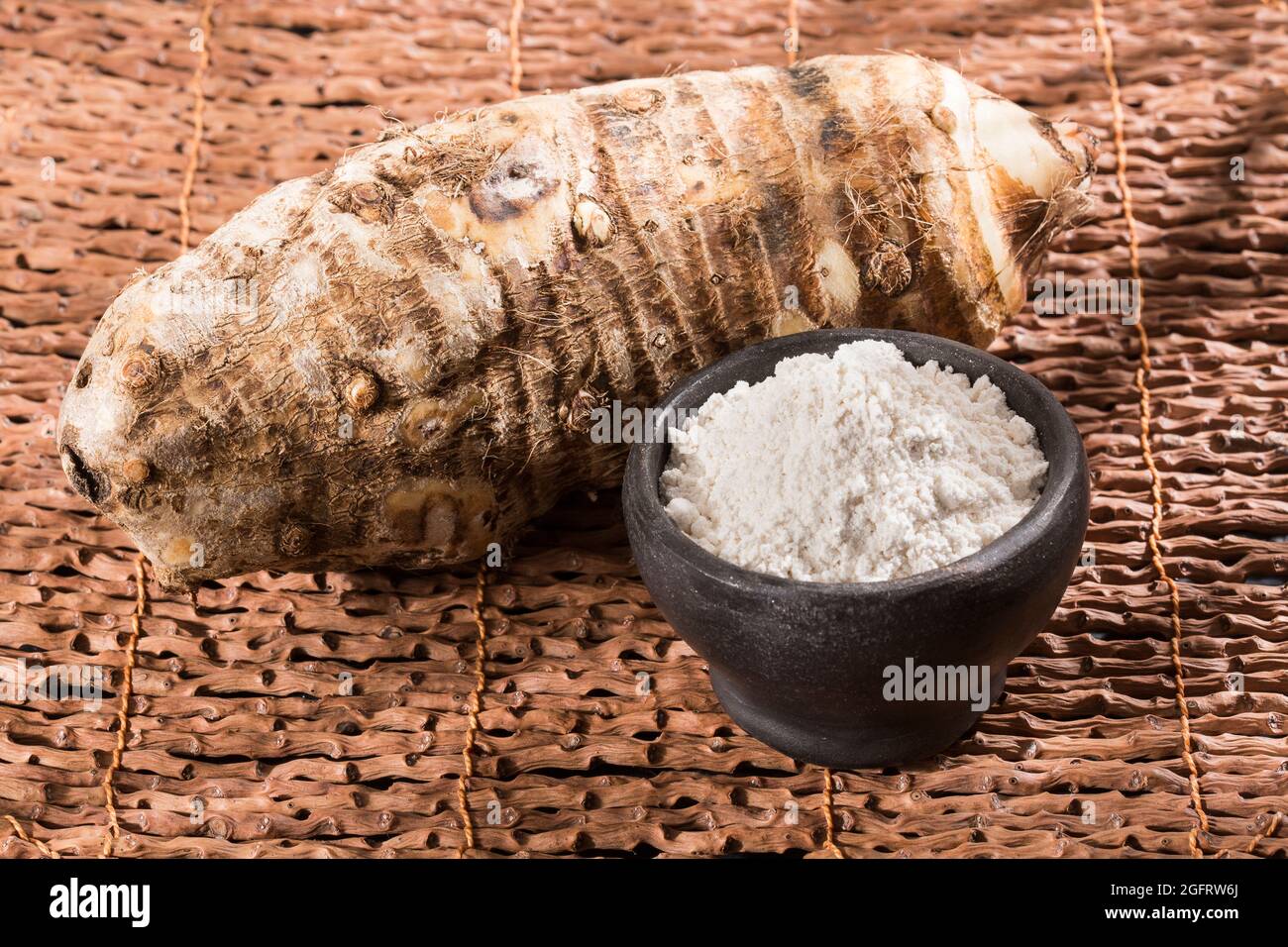 Radice di Taro dell'esculenta della colocasia e farina di Taro organica in  una ciotola Foto stock - Alamy
