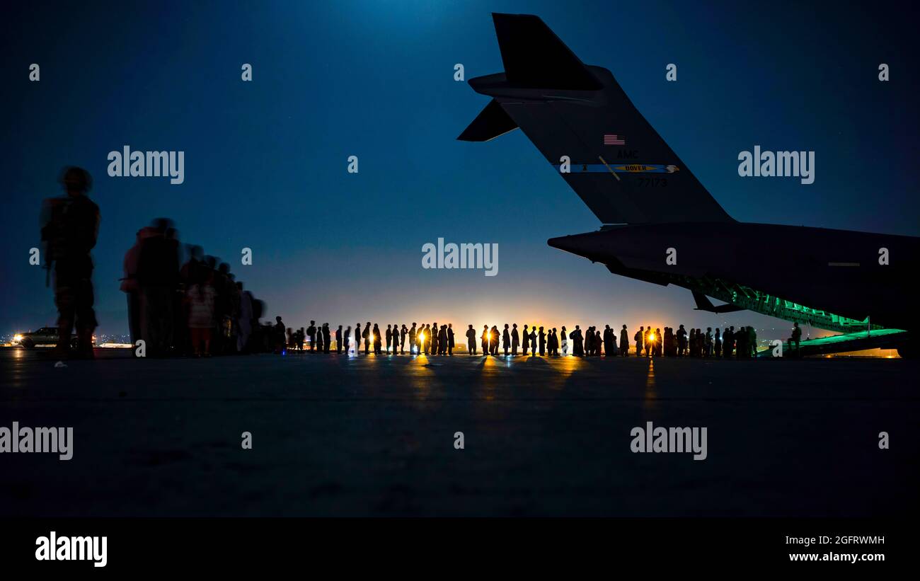 Un equipaggio dell'aeronautica degli Stati Uniti, assegnato al Squadrone dell'aeronautica di spedizione 816, si prepara a caricare evacuati qualificati a bordo di un aereo dell'aeronautica degli Stati Uniti C-17 Globemaster III a sostegno dell'evacuazione dell'Afghanistan all'aeroporto internazionale Hamid Karzai, Afghanistan, 21 agosto 2021. Il Dipartimento della Difesa si impegna a sostenere il Dipartimento di Stato degli Stati Uniti nella partenza del personale civile statunitense e alleato dall'Afghanistan, e ad evacuare gli alleati afghani in sicurezza. (STATI UNITI Air Force foto di Senior Airman Taylor Crul via American PhotoArchive/Alamy) Foto Stock