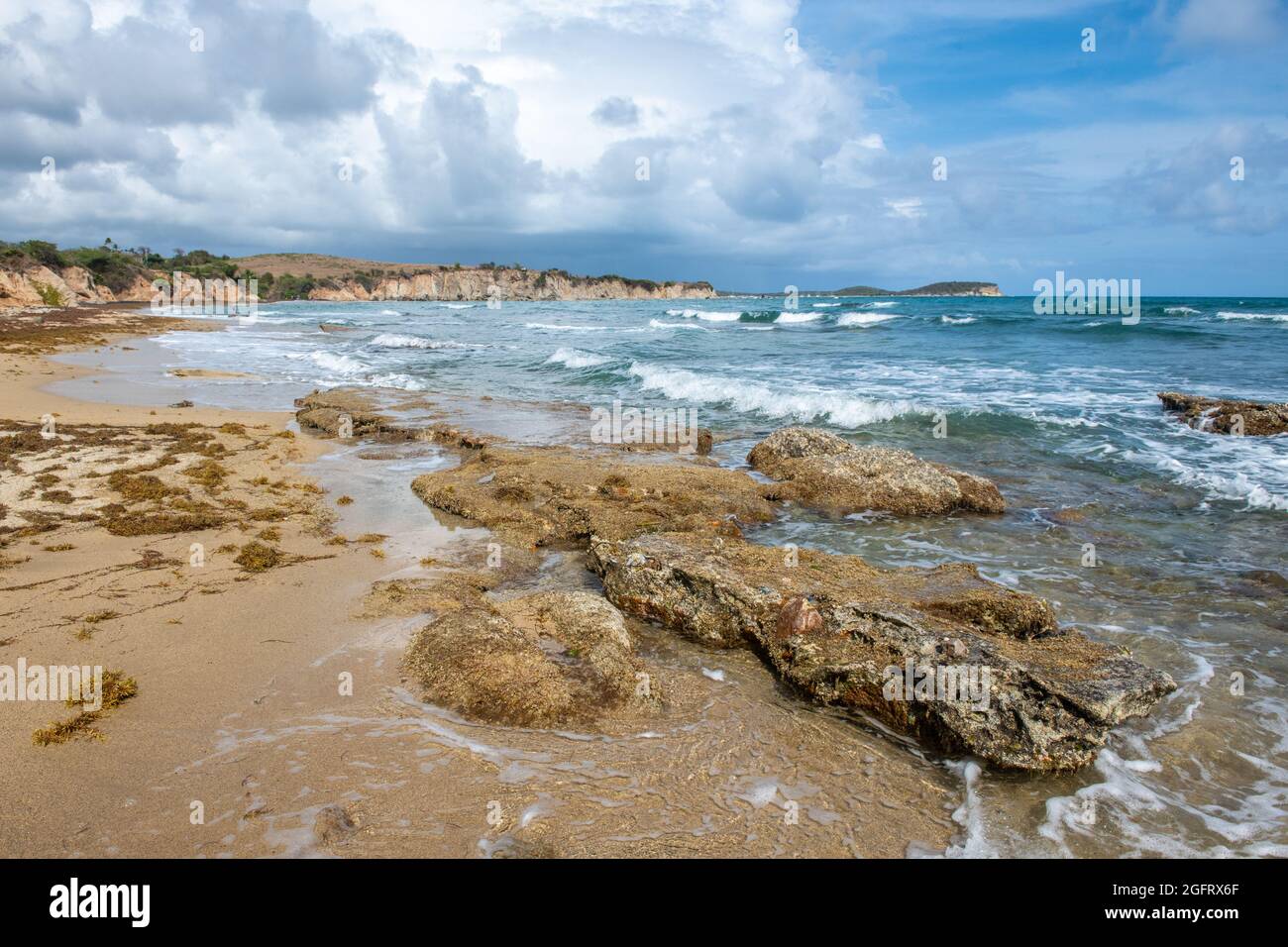 Onde che si infrangono sulle rocce alla spiaggia - Puerto Rico Foto Stock