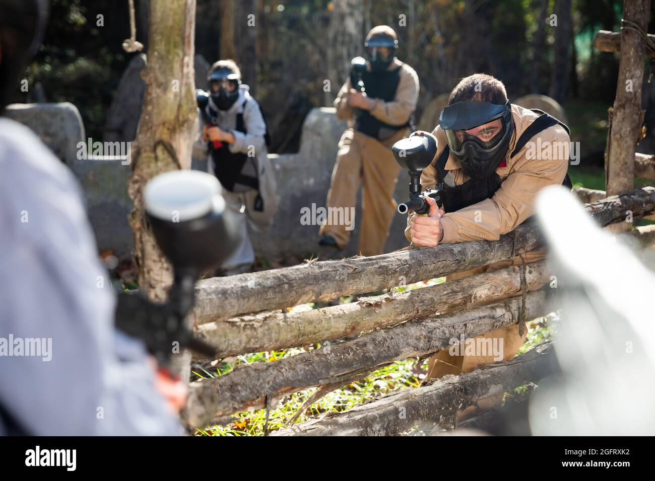 Giocatori di paintball che puntano all'aperto Foto Stock