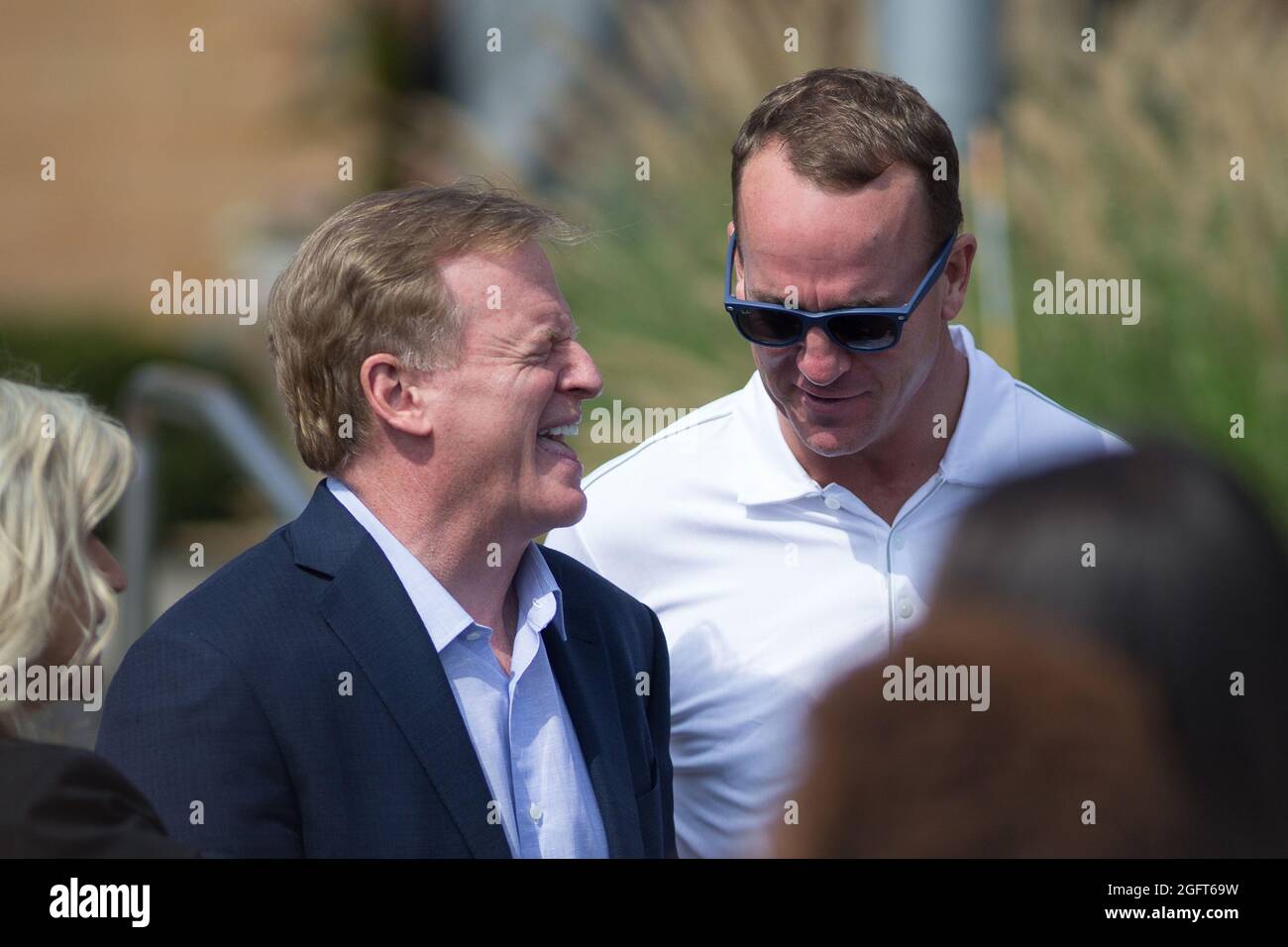 Il Commissario della NFL Roger Goodell e il Pro Football Hall of Famer Peyton Manning hanno una discussione davanti alla Pro Football Hall of Fame, venerdì, agosto Foto Stock