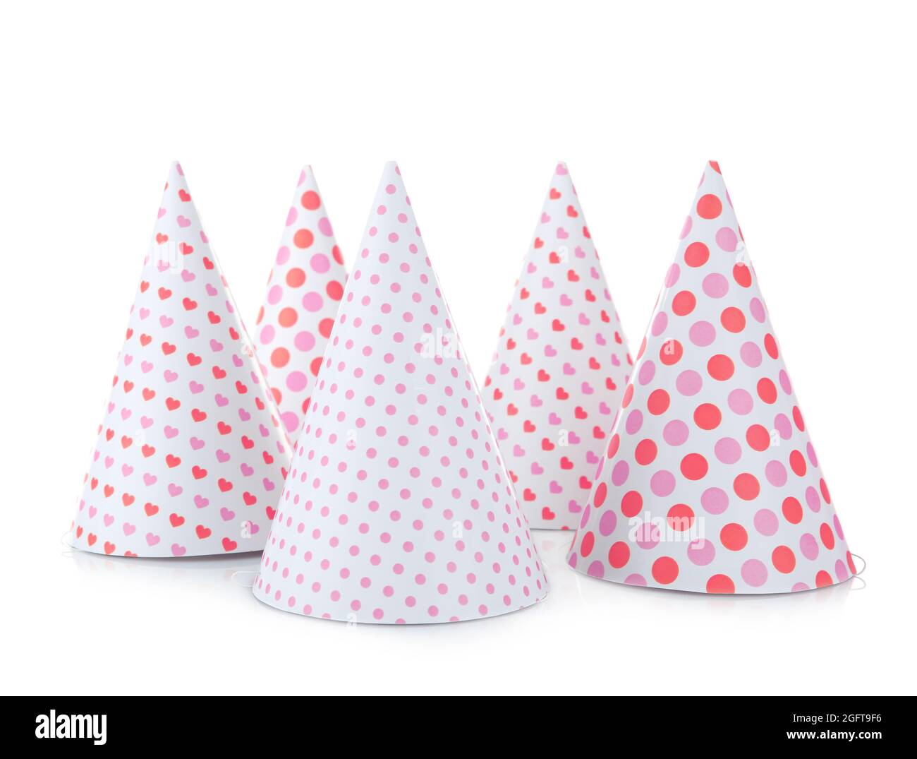 Cappellini per feste di compleanno su sfondo bianco Foto stock - Alamy