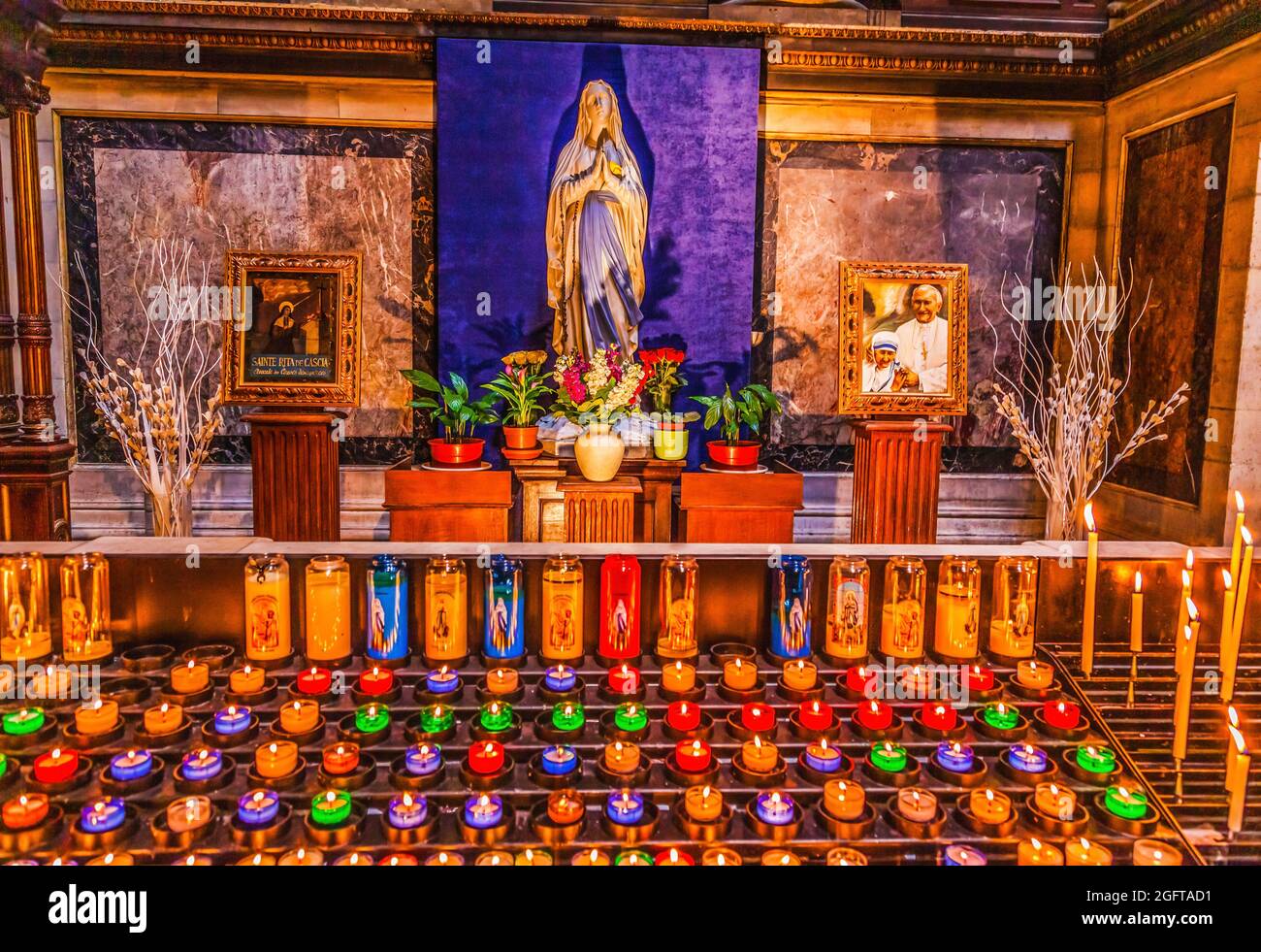 Vergine Maria Shrime candele la Madeleine Chiesa Parigi Francia. Chiesa cattolica creata nel 1800 come Tempio per la gloria dell'esercito di Napoleone, in seguito rinominato per Foto Stock