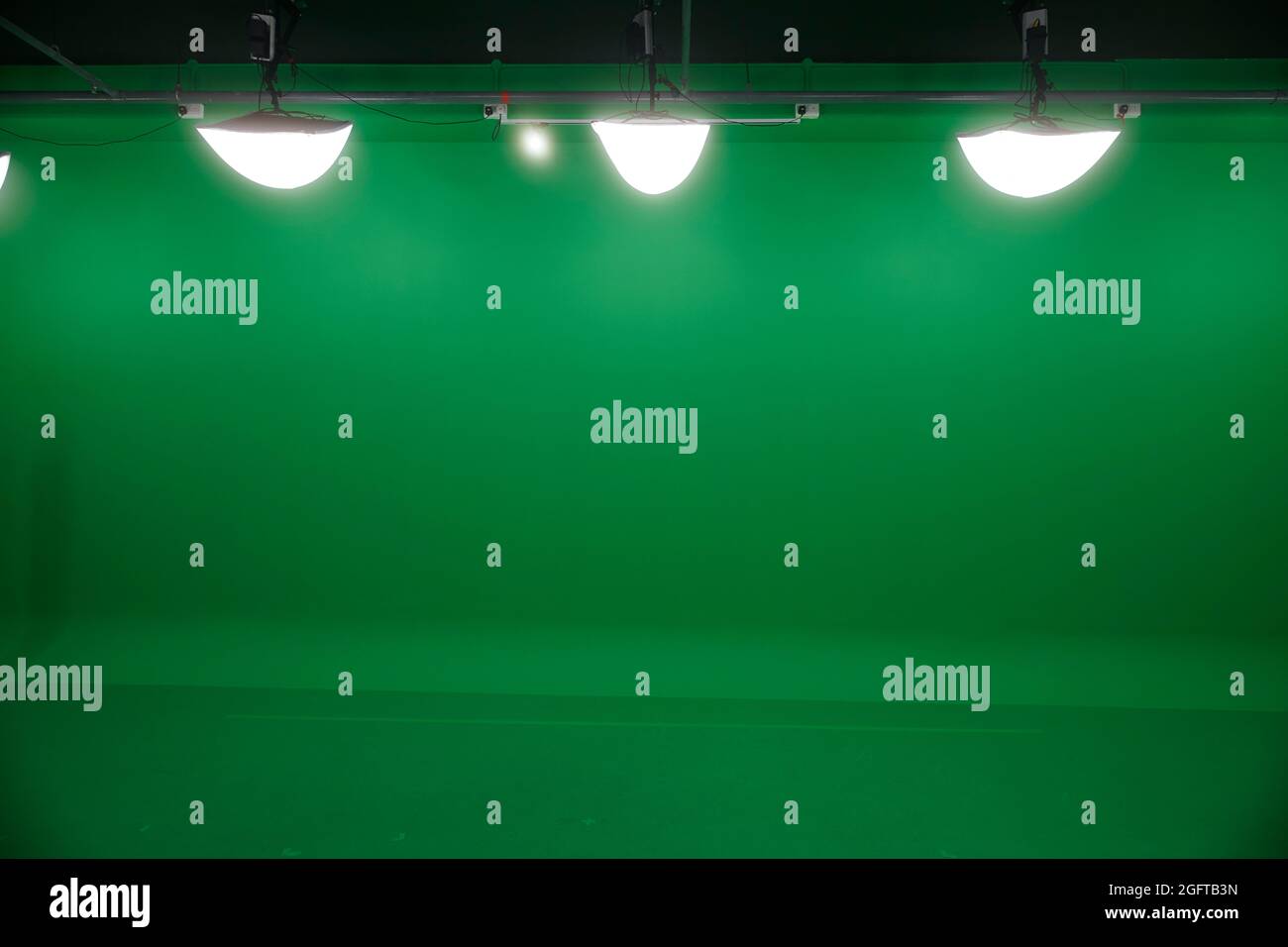 Green Screen studio intervista set-up con illuminazione Foto stock - Alamy