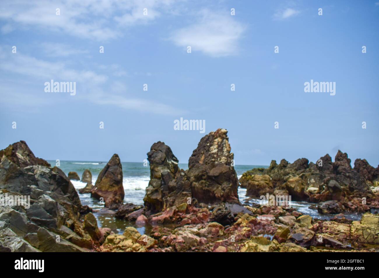 Ocean-Sea onde, pietre di roccia e Sky Blue paesaggio sfondo Foto Stock