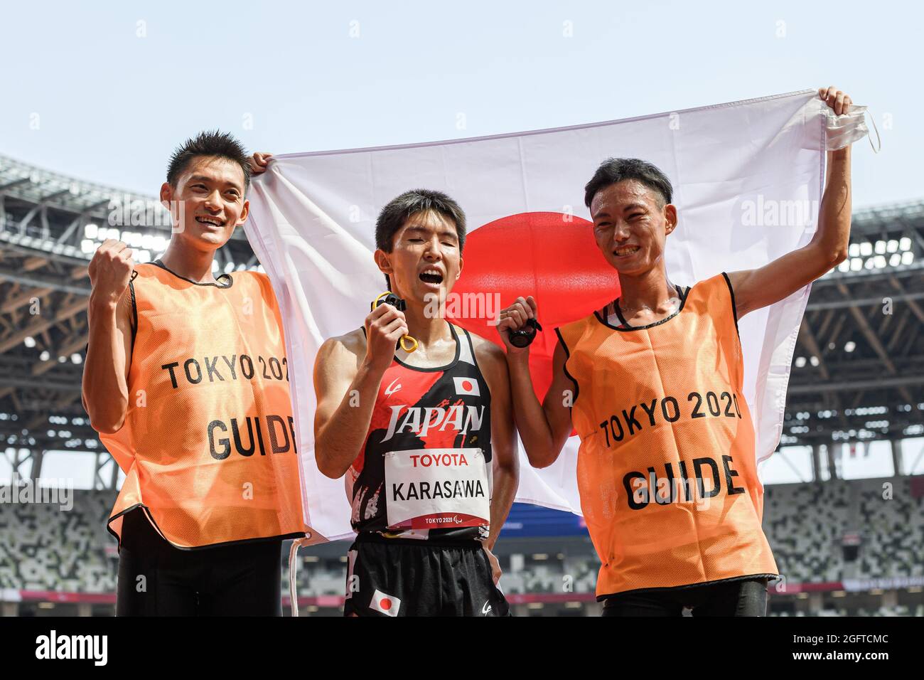 TOKYO, GIAPPONE. 27 ago 2021. Kenia Karasawa del Giappone ha vinto la finale Silver for the Men’s 5000m - T11 durante le partite di Paralimpiadi e di campo e le finali dei Tokyo 2020 allo Stadio Olimpico venerdì 27 agosto 2021 a TOKYO, GIAPPONE. Credit: Taka G Wu/Alamy Live News Foto Stock