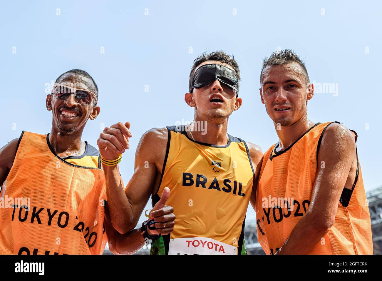 TOKYO, GIAPPONE. 27 ago 2021. Yeltsin Jacques (BRA) ha vinto la finale Gold for the Men’s 5000m - T11 durante le partite di Paralimpiadi Track and Field Heats e le finali dei Tokyo 2020 allo Stadio Olimpico venerdì 27 agosto 2021 a TOKYO, GIAPPONE. Credit: Taka G Wu/Alamy Live News Foto Stock