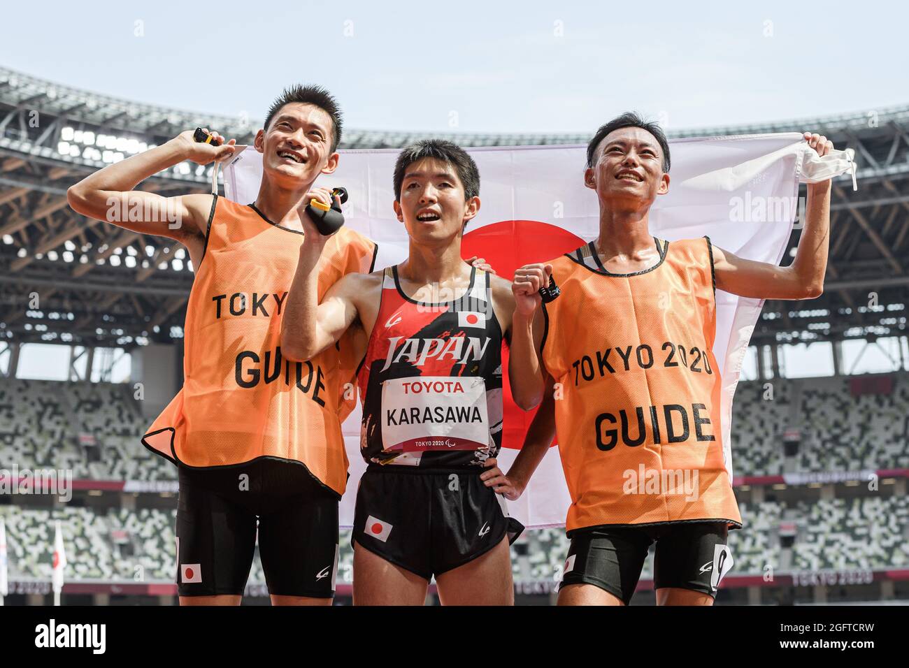 TOKYO, GIAPPONE. 27 ago 2021. Kenia Karasawa del Giappone ha vinto la finale Silver for the Men’s 5000m - T11 durante le partite di Paralimpiadi e di campo e le finali dei Tokyo 2020 allo Stadio Olimpico venerdì 27 agosto 2021 a TOKYO, GIAPPONE. Credit: Taka G Wu/Alamy Live News Foto Stock