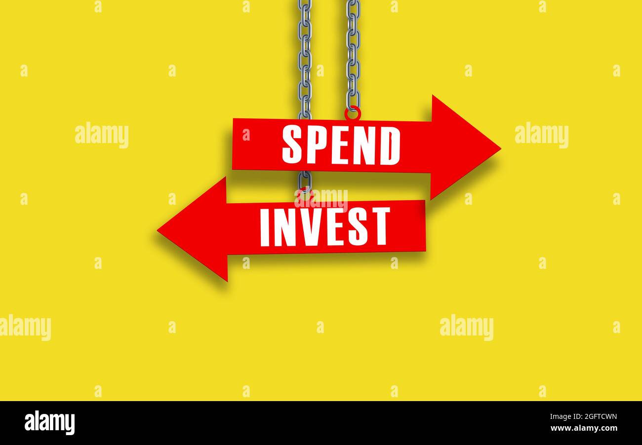 Concetto di spesa o di investire realizzato da due frecce rosse opposte. Spendere investire freccia appeso in catene di metallo su sfondo giallo. Foto Stock