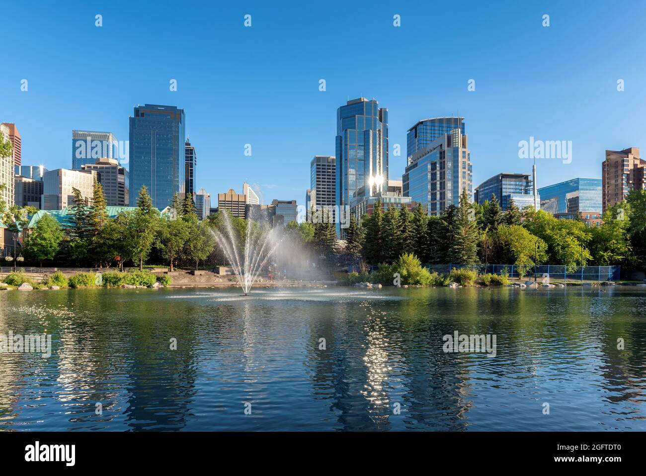 Skyline di Calgary con il fiume Bow e grattacieli del centro di Calgary, Alberta, Canada. Foto Stock