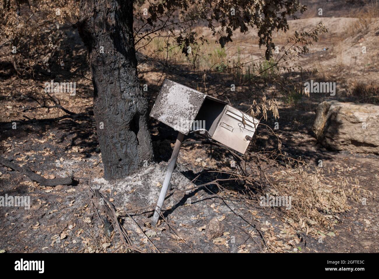 Grimaud, Francia. 26 agosto 2021. Una cassetta postale vista dopo essere stata colpita dal fuoco. L'incendio che iniziò il 17 agosto 2021 nella Plaine des Maures (Var) bruciò più di 7,100 ettari di foresta. Due persone sono state trovate morte. Il danno alle attività economiche è ancora in fase di valutazione. (Foto di Laurent Coust/SOPA Images/Sipa USA) Credit: Sipa USA/Alamy Live News Foto Stock