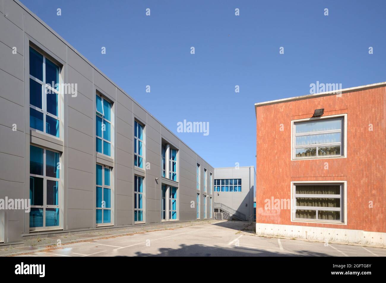 Esempio di moderna architettura d'ufficio appena fuori dal centro di Senigallia Foto Stock