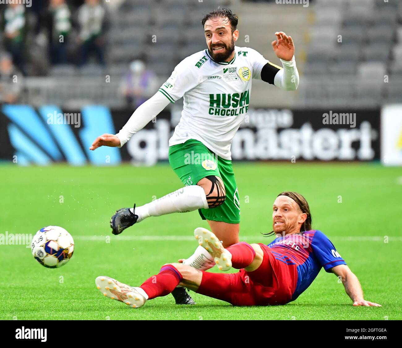 STOCCOLMA 20210826 Hammarbys Abdullah Khalili och Basels Michael Lang i kamp om bollen sotto torsdagens kval fino a Europa Conference League, playoff, andra matchen mellan Hammarby IF och FC Basel på Tele2 Arena. Foto: Jonas Ekströmer / TT kod 10030 Foto Stock