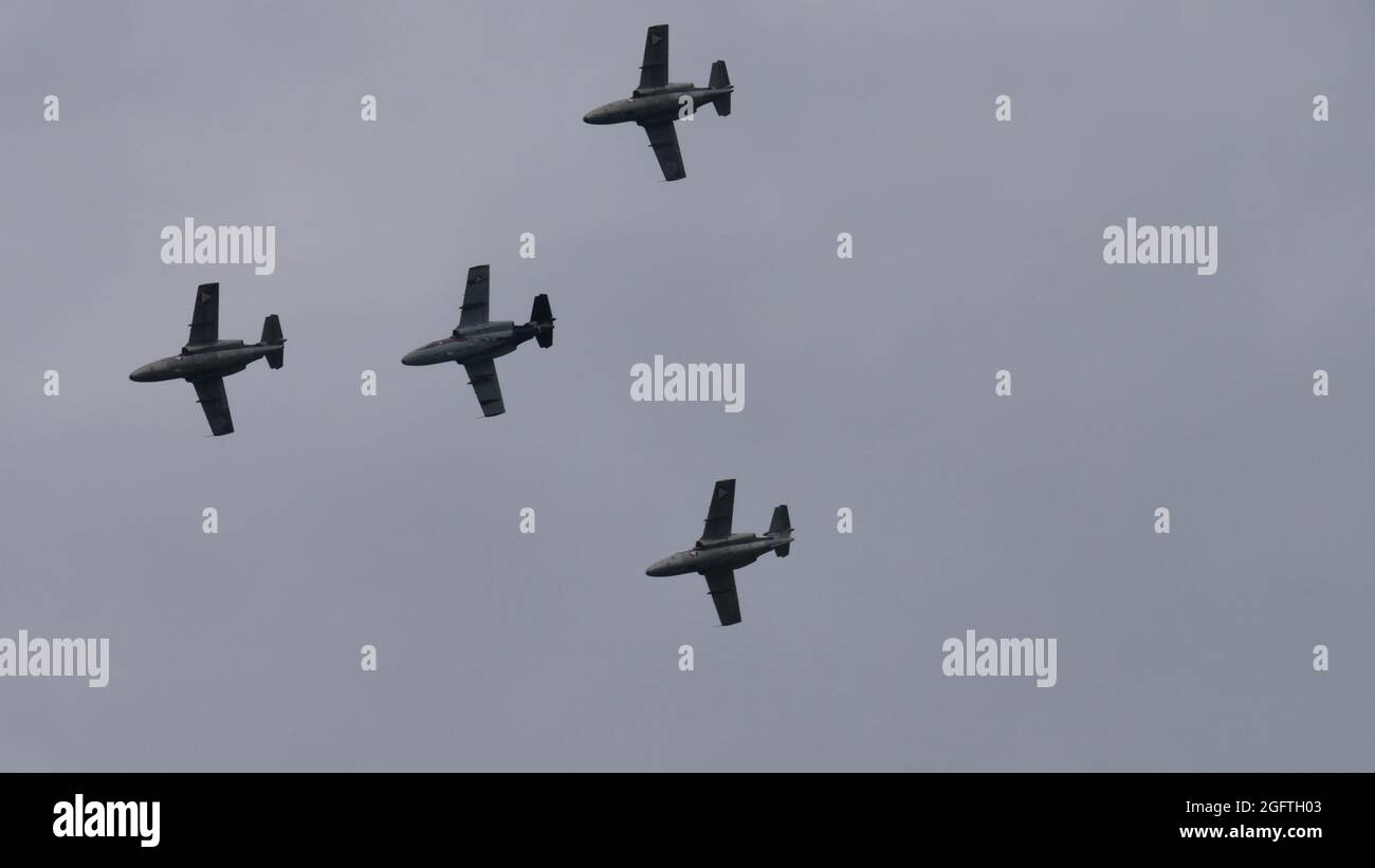 Zeltweg, Austria 6 SETTEMBRE 2019 quattro aerei militari in volo in formazione nel cielo nuvoloso. Spazio di copia. SAAB 105 dell'Aeronautica militare austriaca Foto Stock