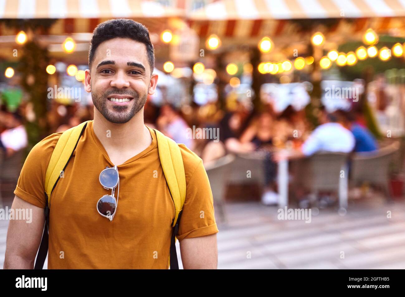 Ritratto di un giovane, bel turista latino che esplora una città festa. Fuoco selettivo sull'uomo. Concetto di festa. Foto di alta qualità Foto Stock