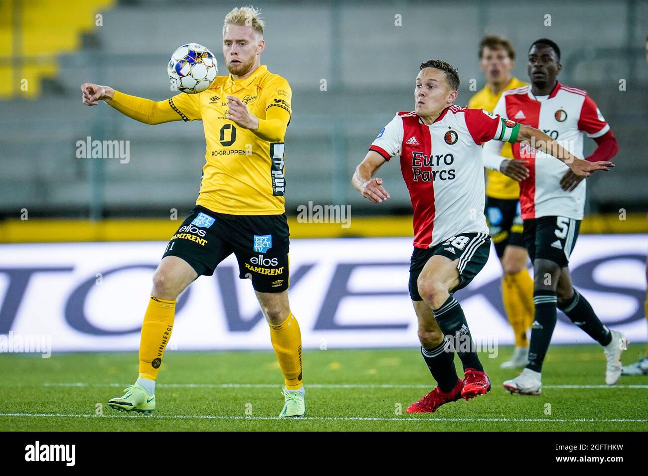 Sveinn Aron Gudjohnsen (L) di Elfsborg è inseguito da Jens Toornstra di Feyenoord durante la partita dei play-off della UEFA European Conference League della seconda gamba tra IF Elfsborg e Feyenoord presso la Boras Arena di Boras, Svezia, il 26 agosto 2021.Photo: Bjorn Larsson Rosvall / TT / code 9200 Foto Stock