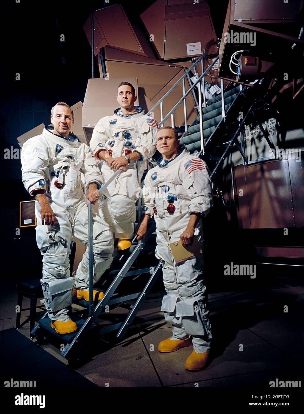 (13 novembre 1968) --- questi tre astronauti sono il primo equipaggio della missione dell'orbita lunare Apollo 8. Da sinistra a destra, sono James A. Lovell Jr., pilota del modulo di comando; William A. Anders, pilota del modulo lunare; e Frank Borman, comandante. Si trovano accanto all'Apollo Mission Simulator presso il Kennedy Space Center (KSC) Foto Stock