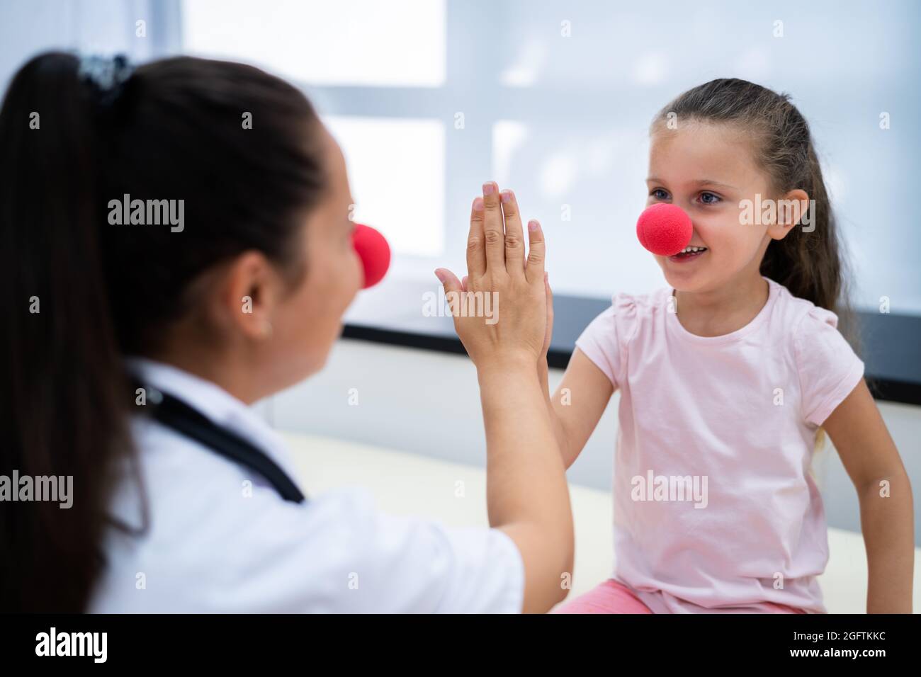 Bambino e medico pediatrico High Five. Medico figlio Foto Stock