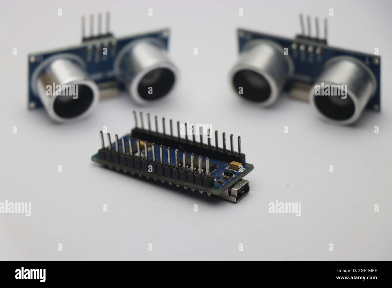 Sensori di distanza a ultrasuoni rivolti verso la scheda nano Arduino.  Progetti STEM e progetti di mini ingegneria per la costruzione di  componenti disposti in piano su bianco Foto stock - Alamy