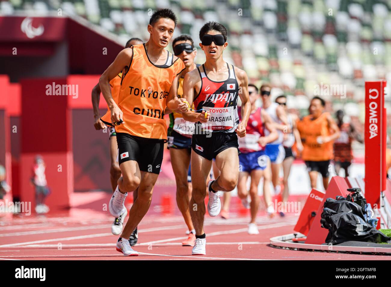 TOKYO, GIAPPONE. 27 ago 2021. Kenia Karasawa del Giappone compete in Men’s 5000m - T11 Final durante le partite di Paralimpiadi e di campo e le finali dei Tokyo 2020 allo Stadio Olimpico venerdì 27 agosto 2021 a TOKYO, GIAPPONE. Credit: Taka G Wu/Alamy Live News Foto Stock